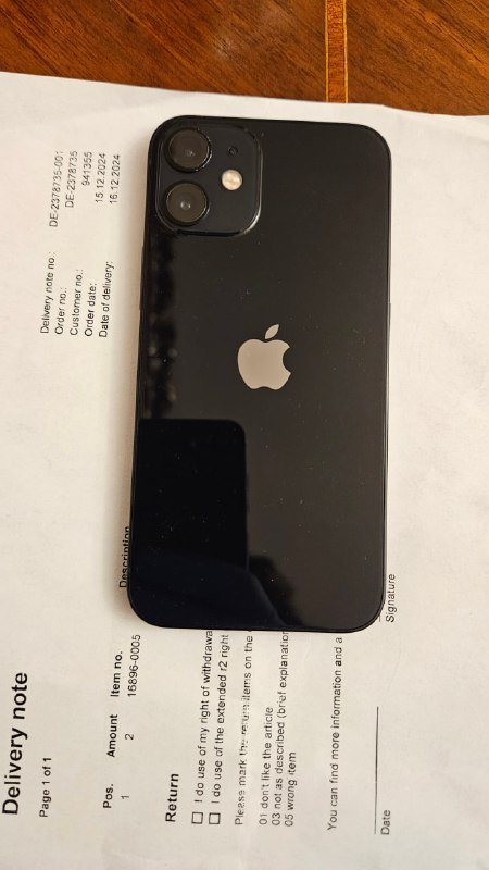 iPhone 12 mini с аксессуарами 3
