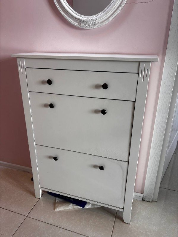 Коричневый комод, шкаф, тумбочки, кровать, зеркало, обувница, вешалка 8