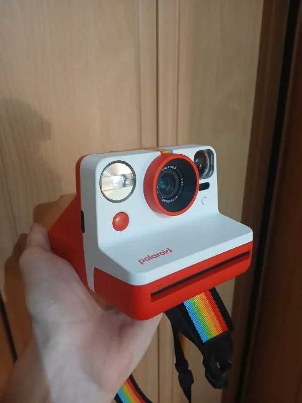 Polaroid Now instant camera 1