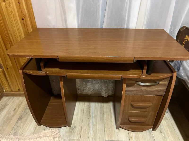 Деревянный письменный стол