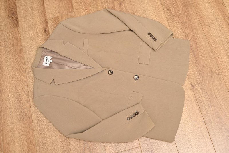 Женские джинсы Levi’s, юбка Zara, пиджак NAKD, мужские джинсы Levi’s, мужское пальто Zara 5