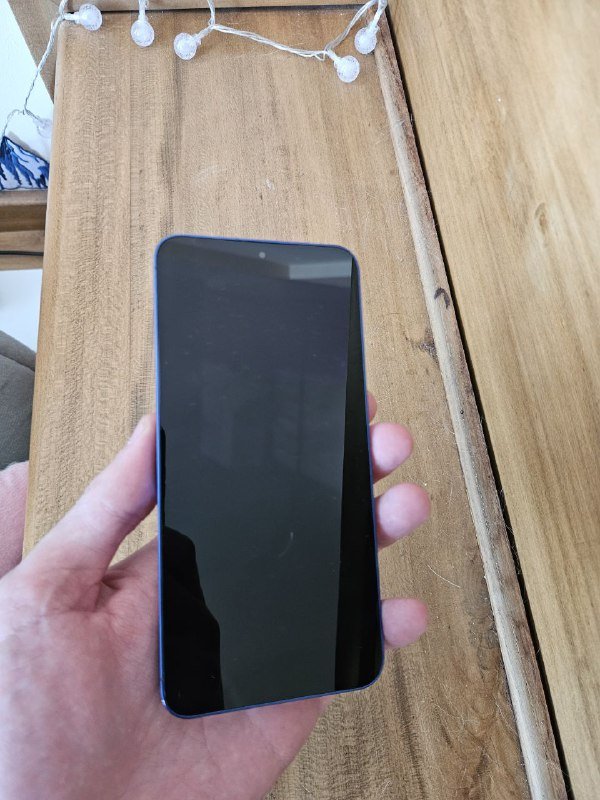 Samsung S25+ с дефектом экрана около камеры