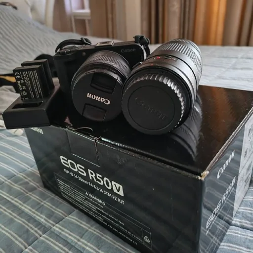 Canon R50V с двумя объективами и комплектом