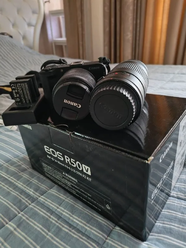 Canon R50V с двумя объективами и комплектом 1