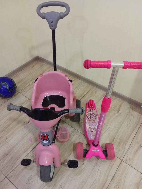Детский розовый велосипед и розовый самокат