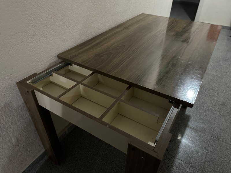 Распродажа мебели, стол с выдвижным ящиком