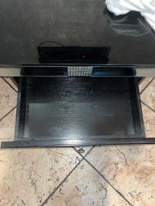 Стол с двумя ящиками с небольшими дефектами 6