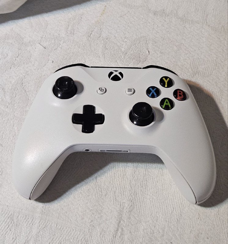 Xbox консоль с контроллером и аксессуарами 2