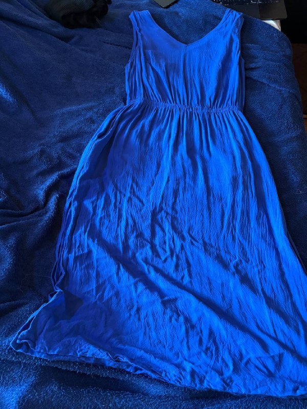 Синее платье, черная желетка, черная кофта, полоска юбка, белые шорты