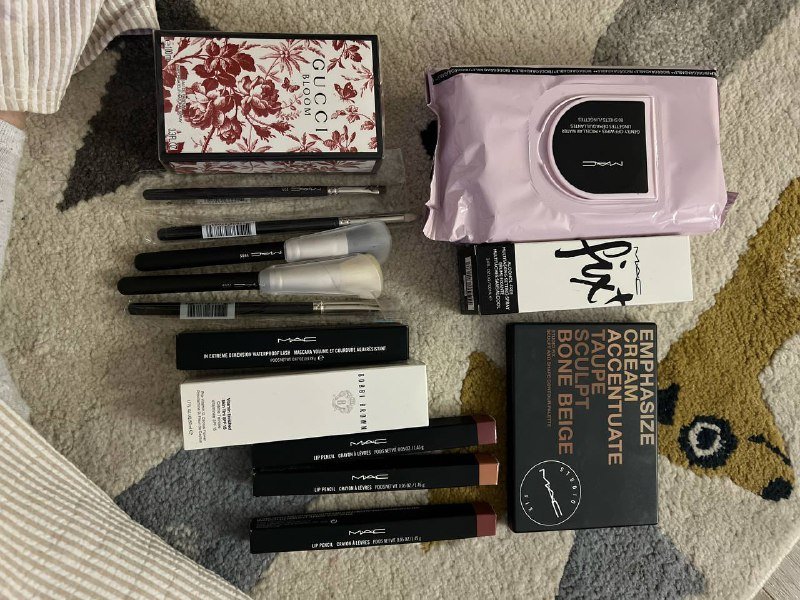 Косметика: салфетки, фиксатор, палетка, кисточки, тушь, тональник, духи, карандаши для губ