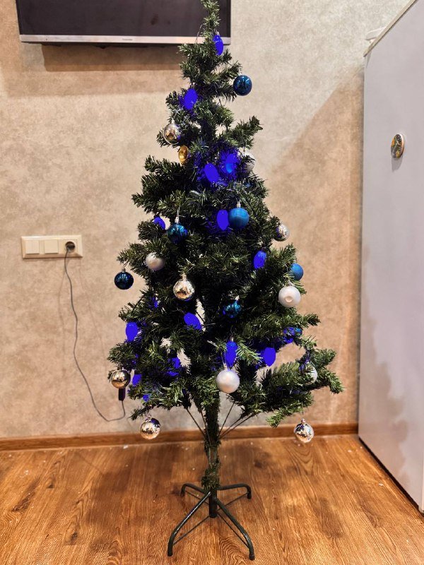 Ёлка с инеем и декором, Зелёная ёлка с гирляндой