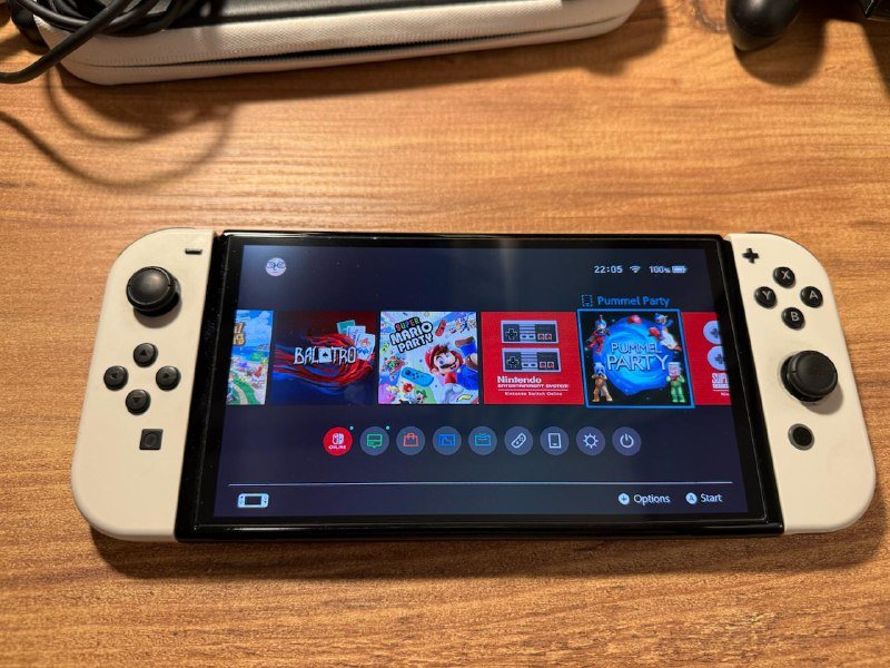 Nintendo Switch OLED с аксессуарами и чехлом 2