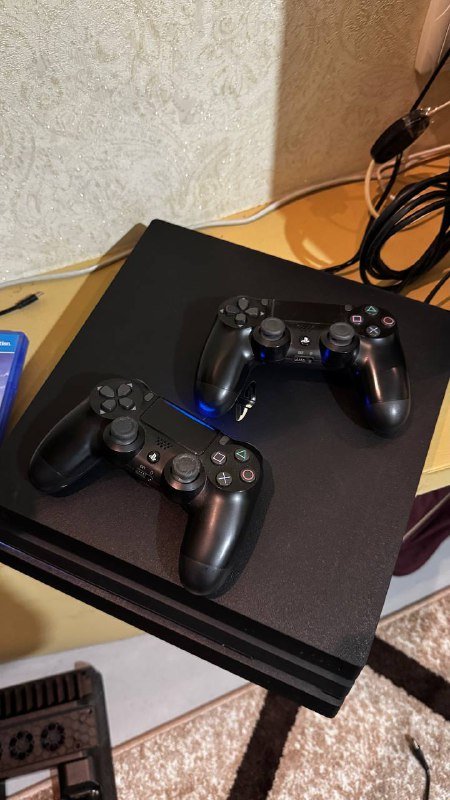 PlayStation 4 Pro, 1ТБ, 2 джойстика, 5 игр, подставка