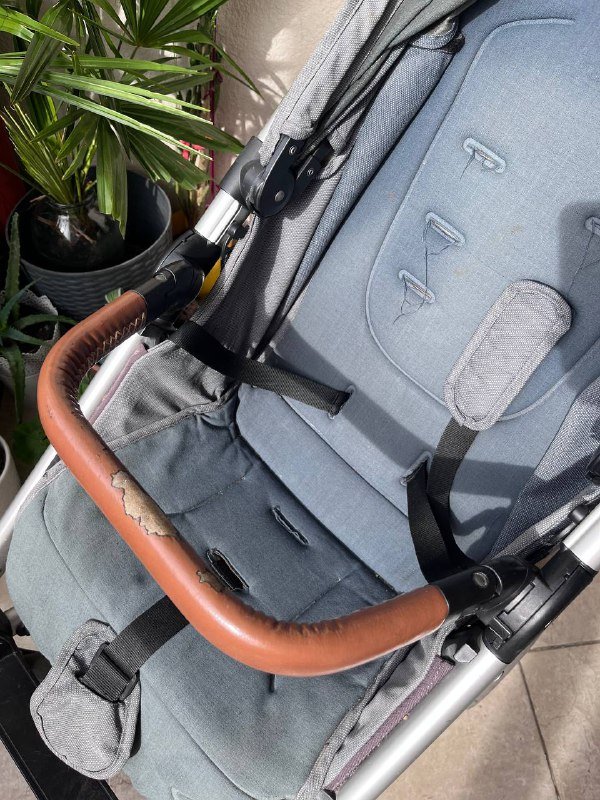 прогулочная коляска с крючками и подстаканником 2