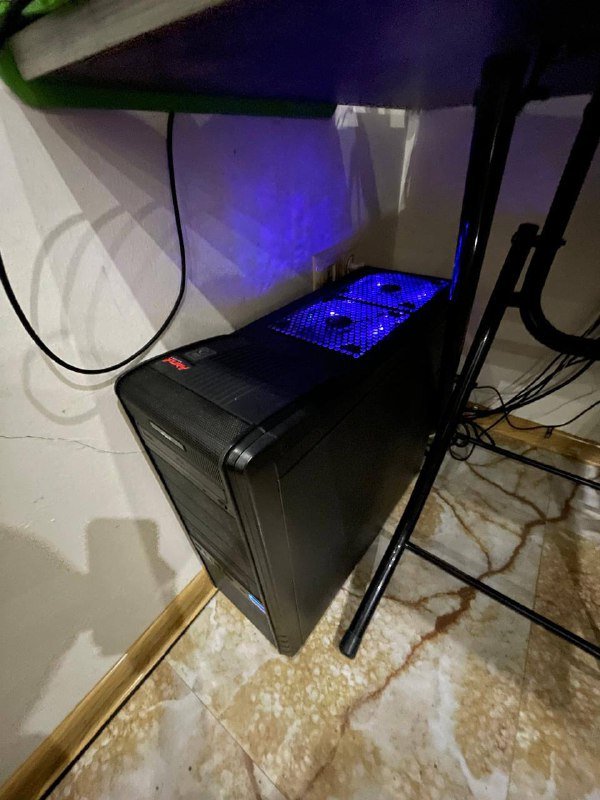 Компьютер с монитором, мышью и креслом 2