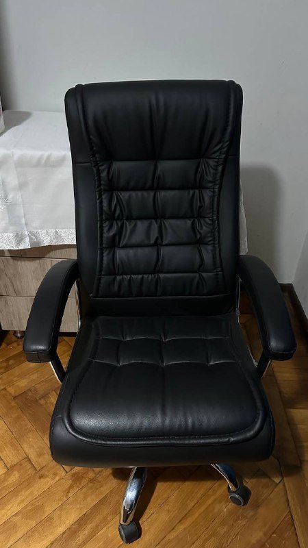 Черное компьютерное кресло