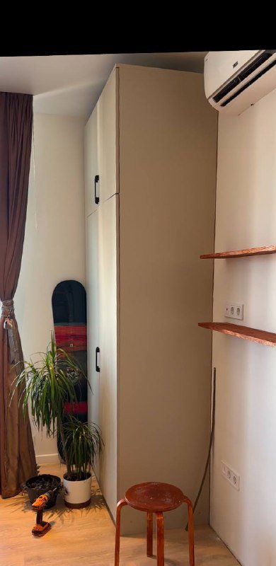 Высокий вместительный шкаф