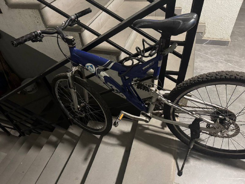 велосипед с амортизаторами и замком