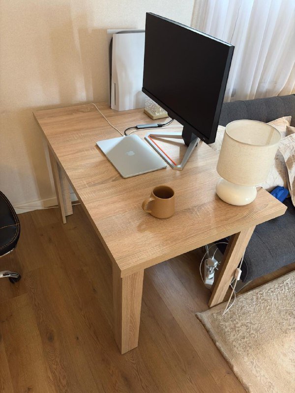 Стол, кресло, торшер, лампы, ночник, рамки, постеры