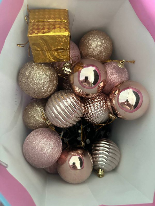 Искусственная новогодняя елка с шариками и гирляндами 3