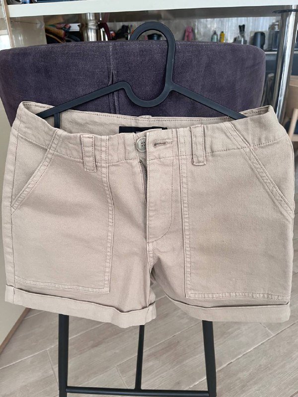 Розовая рубашка, клетчатая рубашка, светлая толстовка, серая толстовка, джинсовая куртка, бежевые шорты 6