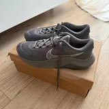 Лоферы Bata, кроссовки Nike 1