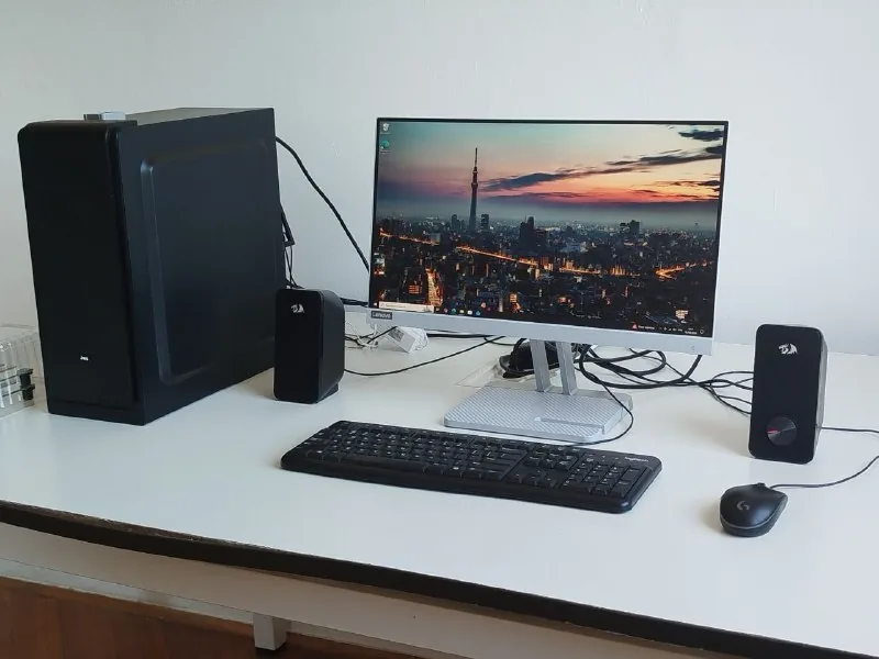 Компьютер в сборе, монитор Lenovo, колонки Redragon, клавиатура Logitech, мышь Logitech