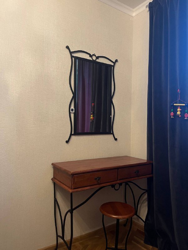 Туалетный столик с зеркалом и стулом