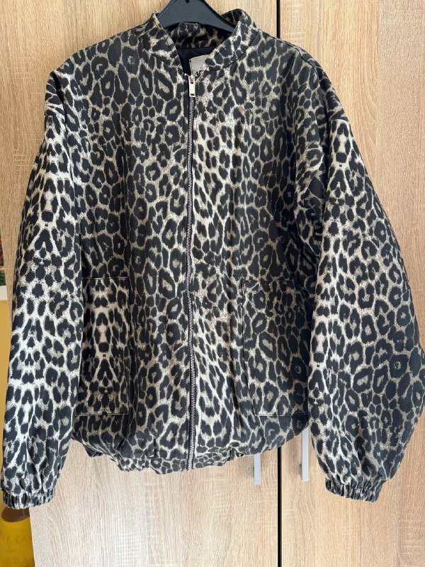 Бомбер джинсовый, лосины со штрипками, пиджак