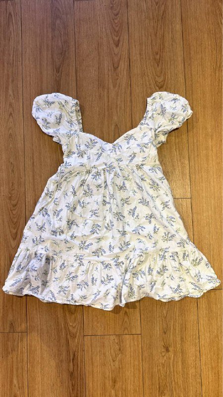 Белое платье с нежным цветочным принтом, размер M