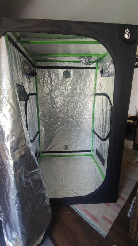 Гроубокс для выращивания растений с лампами и вентилятором