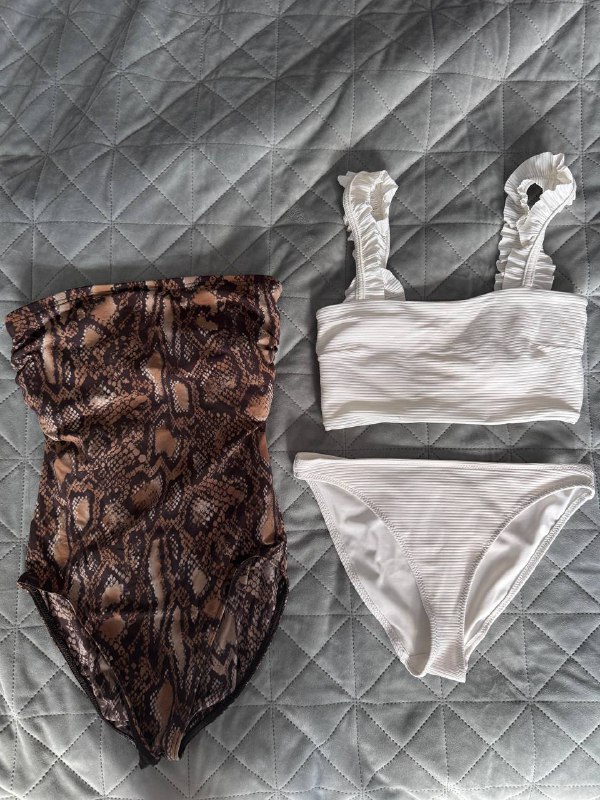 Купальники, пляжное покрывало, рубашка, кроссовки, джинсовая куртка, джинсы 3