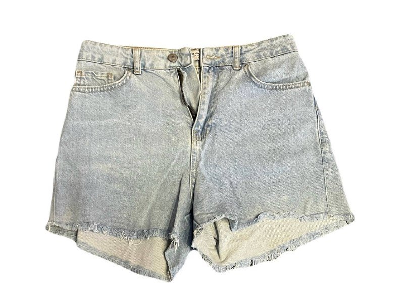 Джинсовые шорты, серый топ, черная юбка, полосатая футболка