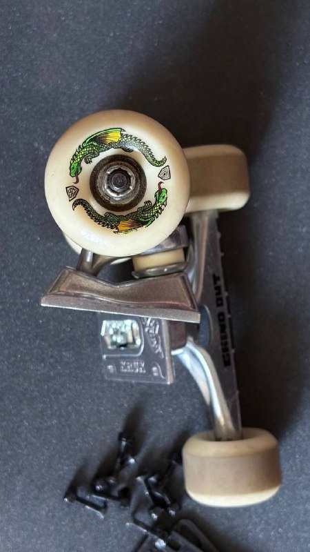 Доска Zero skull, шкурка Mob grip, подвески Krux, колеса Powell dragon 3