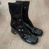 Charles & Keith полусапожки из лаковой кожи 1