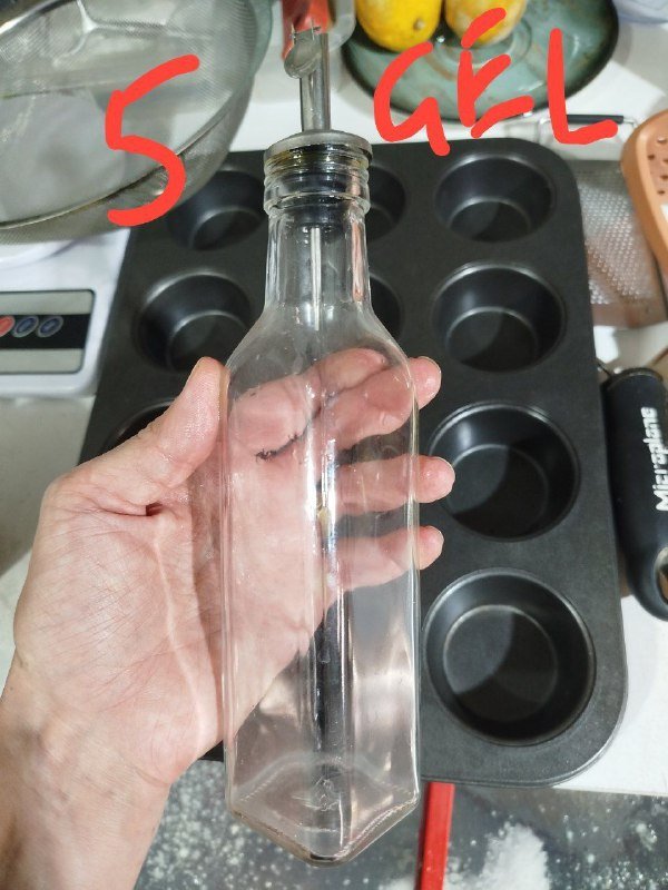 Форма для яиц пашот, пластиковый тазик, гирлянда, бутылка для масла, шапочки одноразовые, часы настенные, пицца-нож, полотенца, коробка для чайных пакетиков, таблетки эспрессо 4