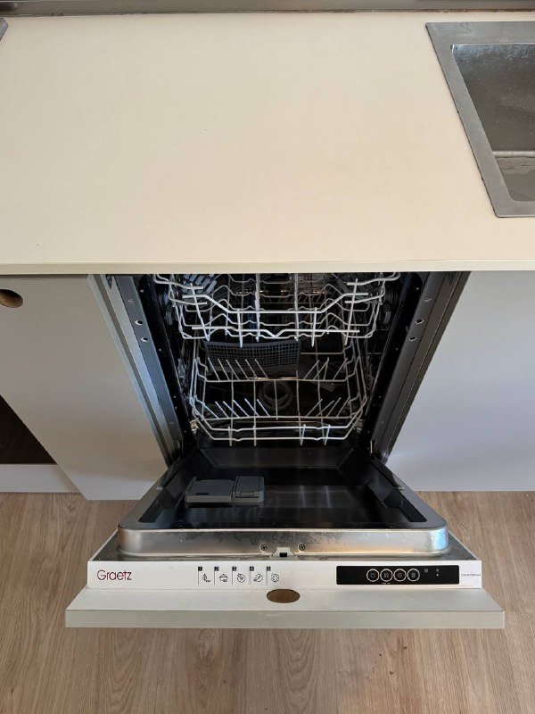 Кухонный гарнитур с варочной поверхностью, духовой печью, посудомойкой, холодильником 2