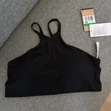 Чёрные и серые спортивные топы adidas и Nike 9