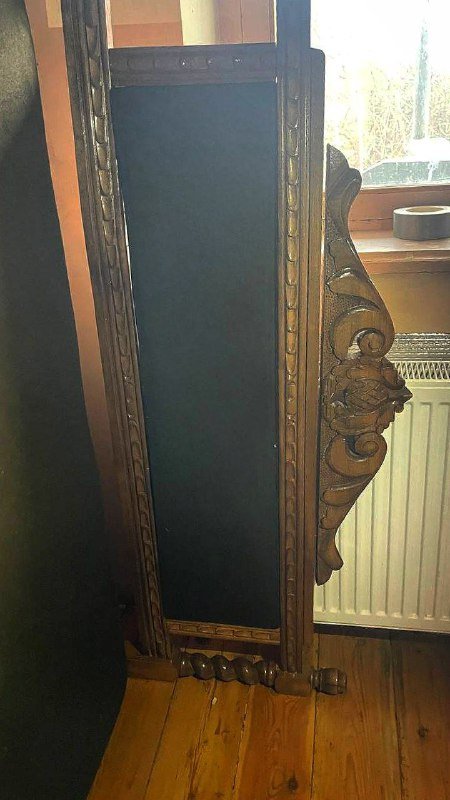 Кровать из массива дерева с декоративной резьбой