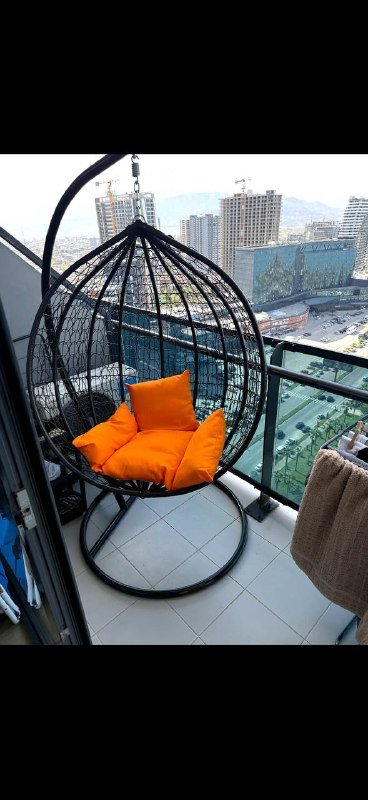 Плетеное кресло-качели с подушками