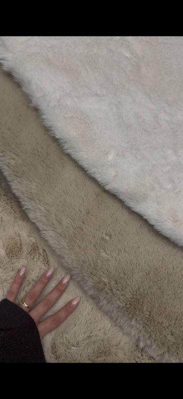 Бежевый почти новый ковёр 2