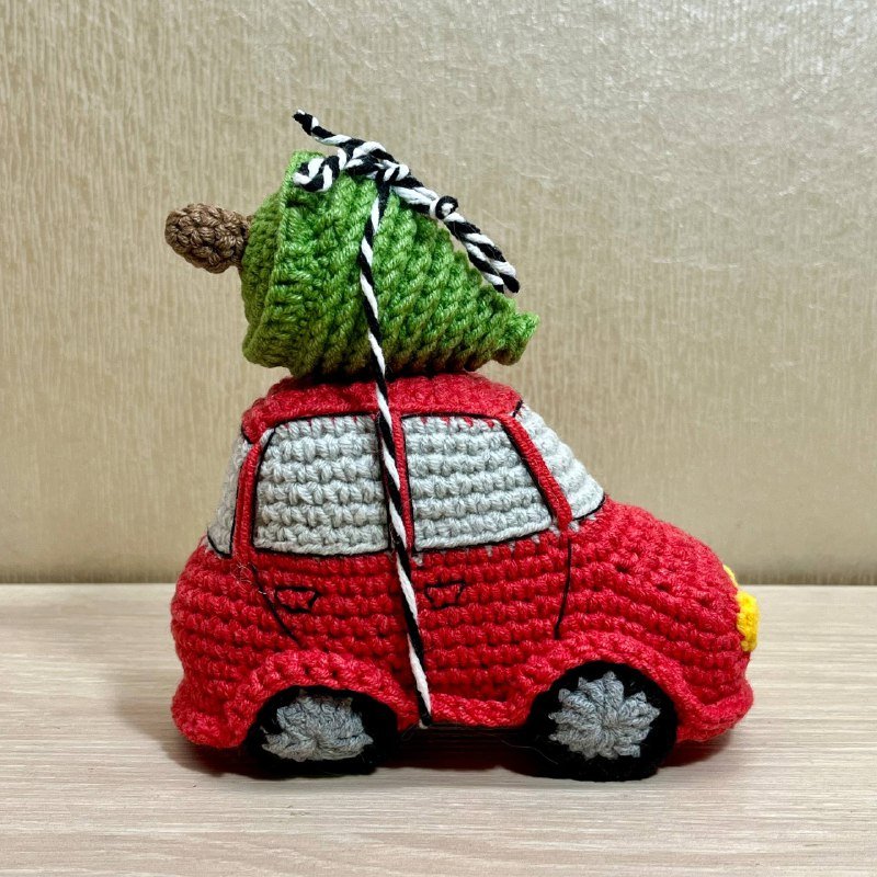 Машинка с елкой игрушка вязаная 4