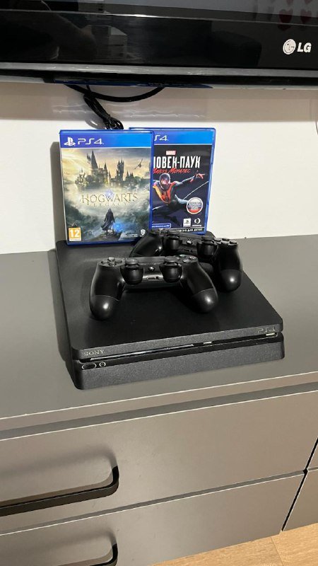 PlayStation 4, 2 геймпада, игры Hogwarts Legacy, Человек Паук Майлз Моралес