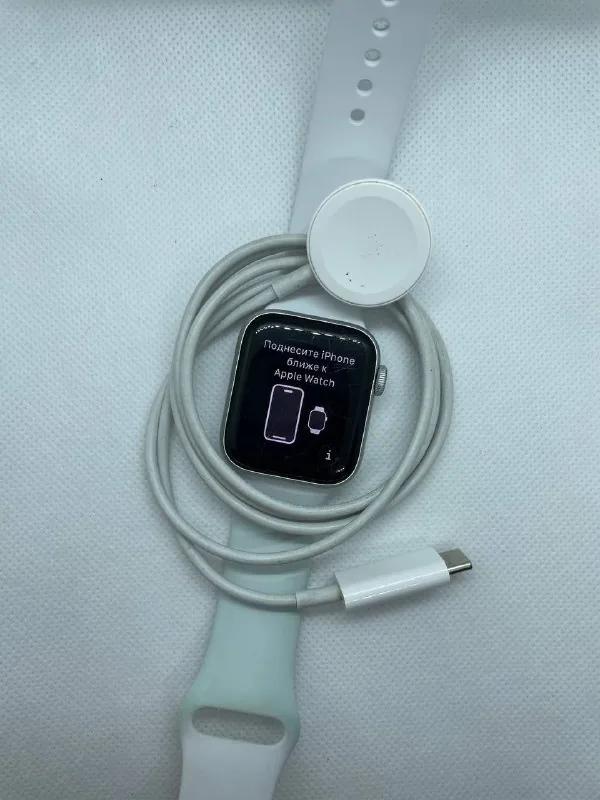Apple Watch SE 2, Xiaomi Mi Band 9 1