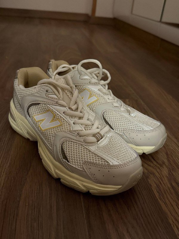 кроссовки New Balance, кеды Levi's