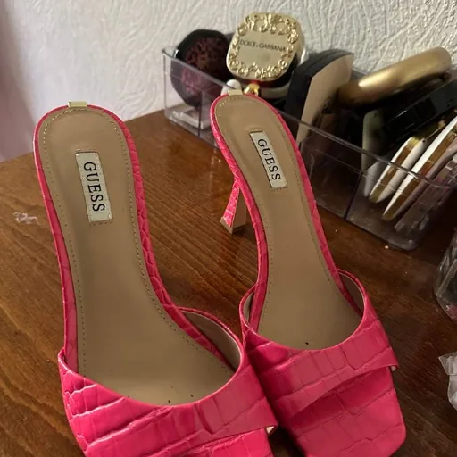 Женские шлепанцы Guess