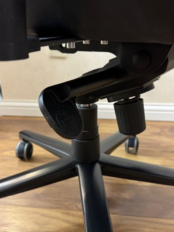 Игровое кресло, монитор Acer, офисное кресло, 2 стола 3