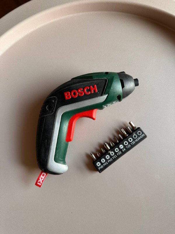 Беспроводная электрическая отвертка Bosch с битами