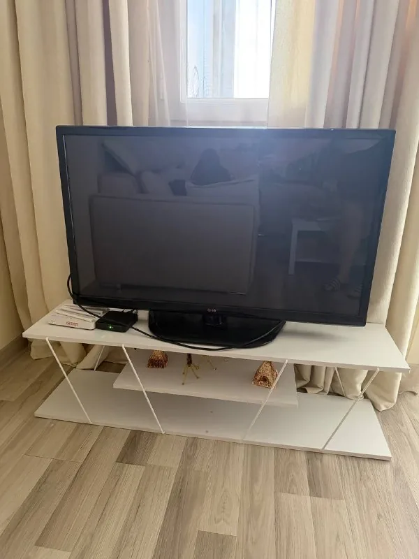 Телевизор с подставкой, HDMI-кабель 1