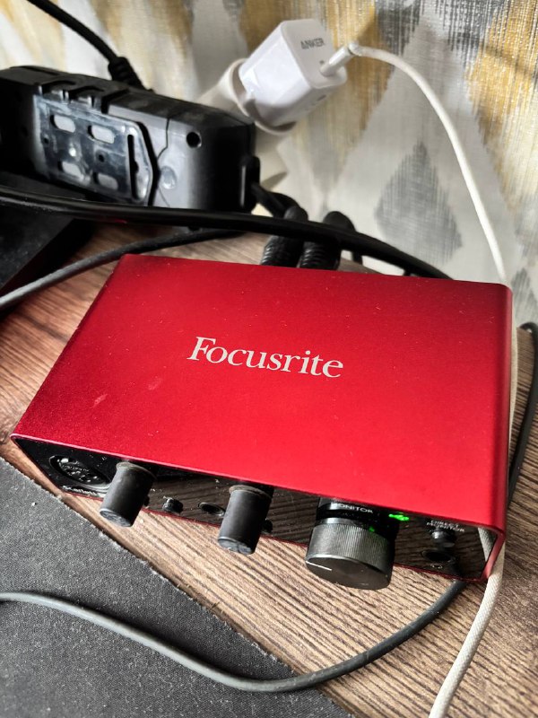 JBL 306 MKII, Focusrite audio interface, Rode NT USB microphone 4